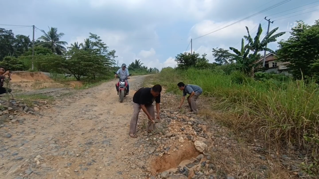 Miris! Jalan Poros Katibung–Way Sulan Rusak 30 Tahun, Aspal Lenyap Tinggal Batu 2 3 1024x576
