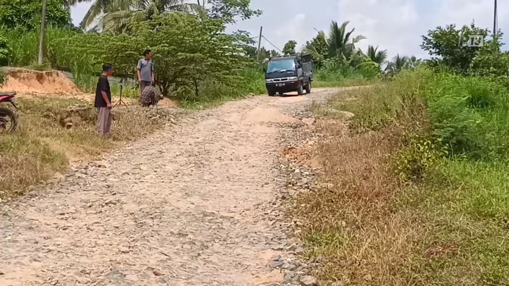 Miris! Jalan Poros Katibung–Way Sulan Rusak 30 Tahun, Aspal Lenyap Tinggal Batu 3 3 1024x576