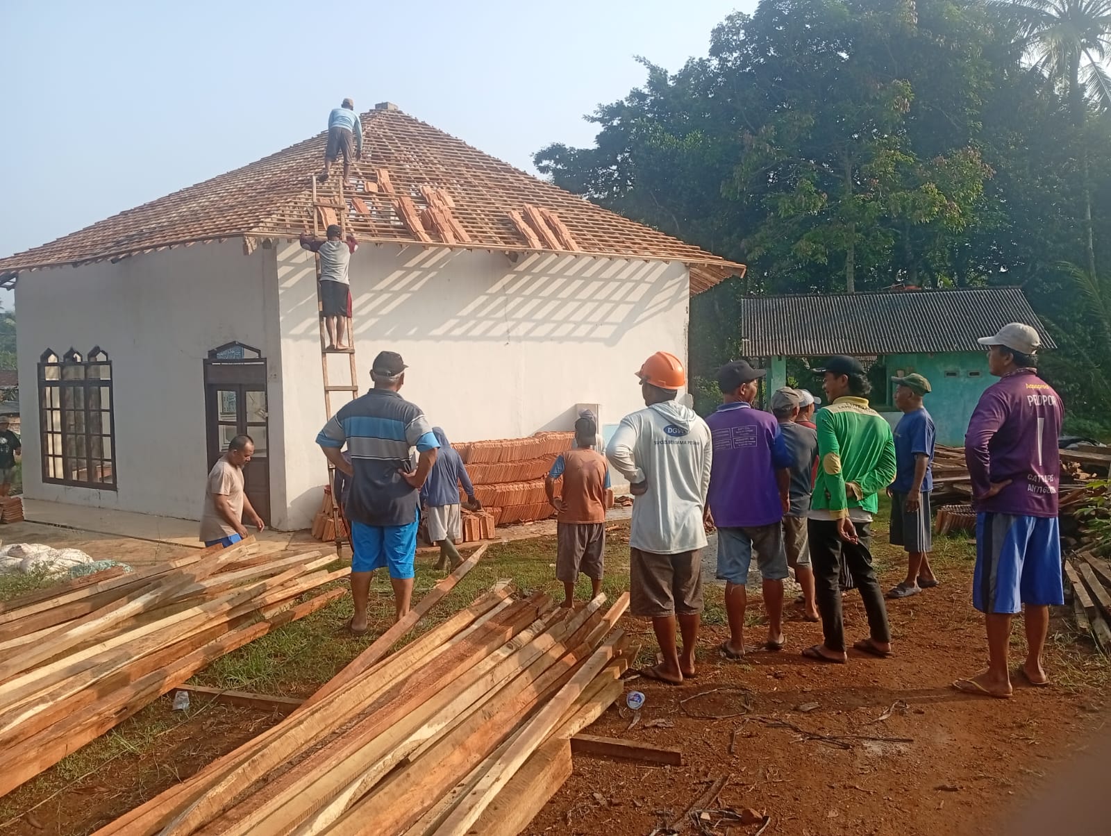 Gotong Royong Warga Dusun 3 Kaliwungu, Mushalla Nurul Jadid Kini Pakai Genting dan Kubah Baru whatsapp image 2026 06 30 at 10.36.04 (1)