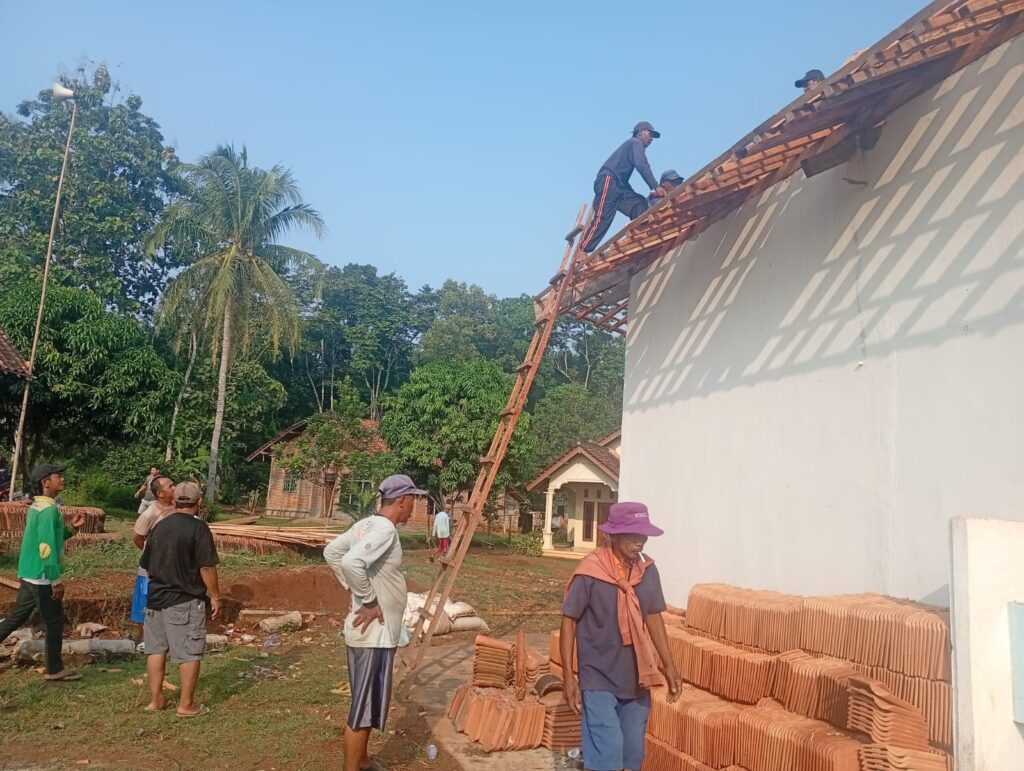 Gotong Royong Warga Dusun 3 Kaliwungu, Mushalla Nurul Jadid Kini Pakai Genting dan Kubah Baru whatsapp image 2026 06 30 at 10.36.04